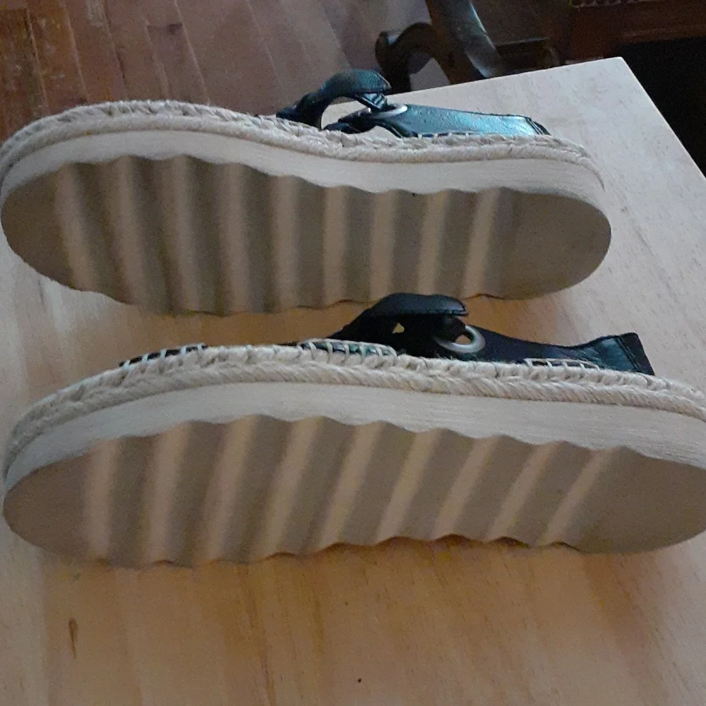 Frye and Co sandals - Picture 4 of 5